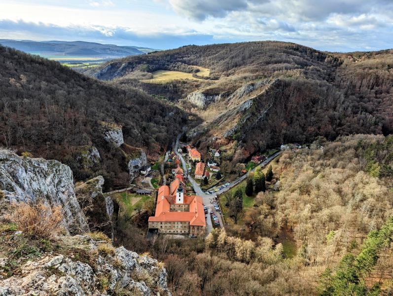Solvayovy lomy a Svatý Jan pod Skalou
